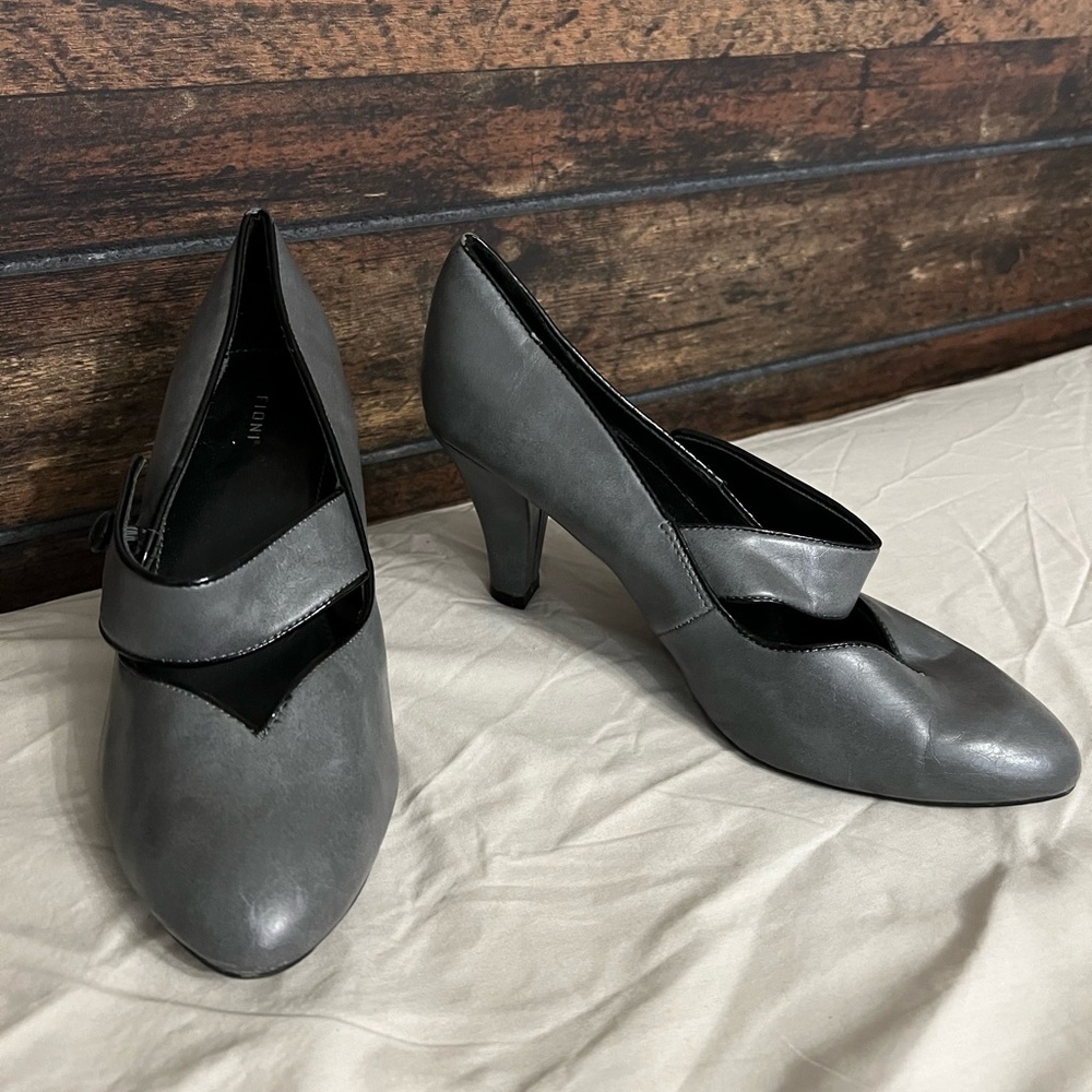 Size 7 Fioni grey heels